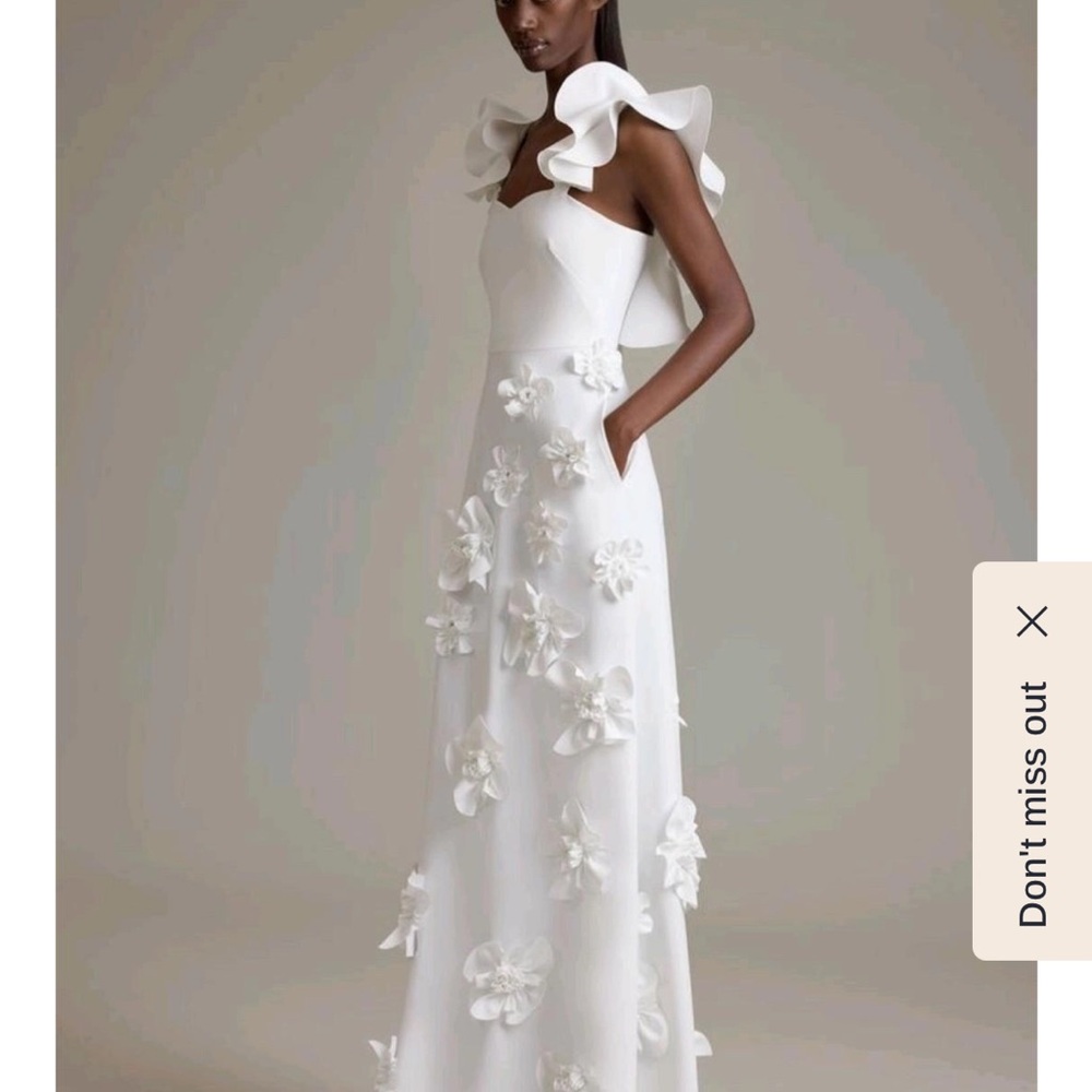 Chic White Floral Maxi Dress with Ruffled Sleeves